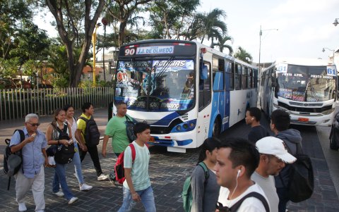 Priorizar a los peatones y fomentar el uso de transporte público es la sugerencia de expertos para aplicar en la movilidad de Guayaquil.