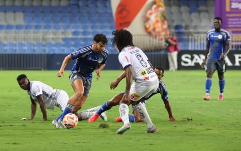 Emelec impuso condiciones ante Delfín un partido que se jugó sin público en el estadio Capwell.