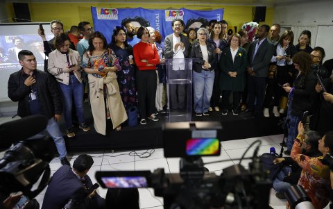 El senador Iván Cepeda habla tras vencer en la consulta a la exministra Carolina Corcho este domingo, en Bogotá (Colombia).