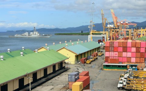 Fotografía que muestra la llegada del destructor USS Gravely de la Armada de Estados Unidos este domingo, a Puerto España (Trinidad y Tobago).