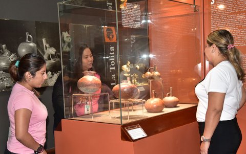 Las personas disfrutan de las piezas encontradas en los museos de Guayaquil.