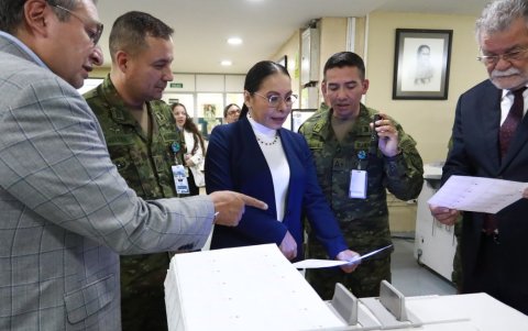 Las autoridades del CNE revisan la impresión de las papeletas.