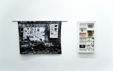 Las obras dialogan entre la cerámica, el textil, la instalación, el collage y la experimentación material.