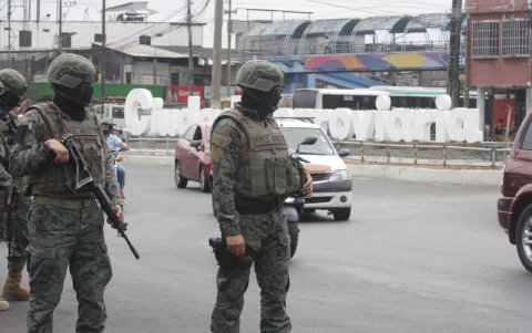 Militares recorren el ingreso al cantón Durán, en la provincia de Guayas, la mañana de este lunes 27 de octubre.