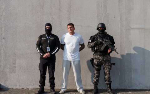 El ciudadano Lituano tiene difusión roja de Interpol por los delitos relacionados con el tráfico internacional de drogas y delincuencia organizada.