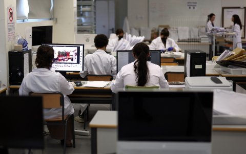 Alumnos de la Universidad de Bellas Artes digitalizan fotografías familiares dañadas por el barro para restaurarlas un año después de la inundación de Valencia del 2 de octubre de 2025.