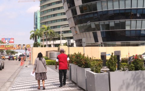 En la zona de la explosión del carro bomba, en la avenida Joaquín Orrantia, se realizan trabajos en los edificios afectados.