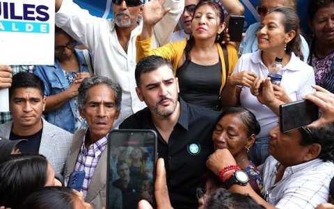 Aquiles Álvarez, alcalde de Guayaquil, habló con la ciudadanía que caminó desde la Fiscalía del Guayas hasta el Municipio de la ciudad.