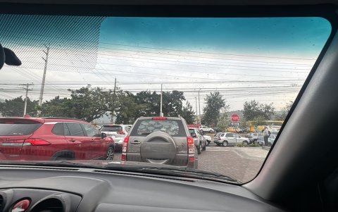La fila de vehículos se extendió por varios kilómetros en la vía a la costa, en Guayaquil, la mañana de este martes 28 de octubre.