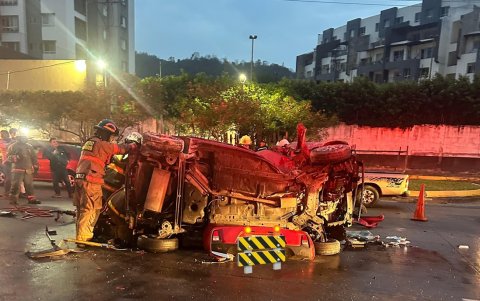 Una mujer falleció en un accidente de tránsito registrado en la avenida del Bombero, en el oeste de Guayaquil.