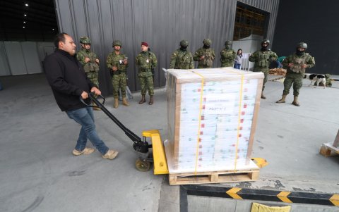 El CNE inició la distribución del material electoral para la Consulta Popular del 16 de noviembre.