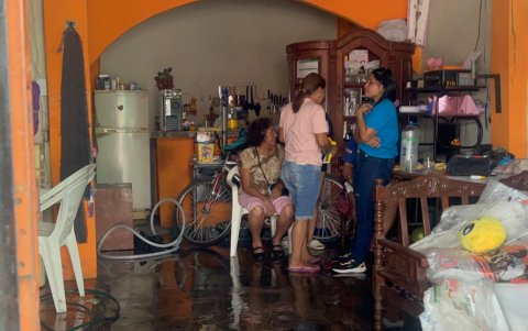 La vivienda de la familia Jiménez Torres quedó reducida a escombros. Camas, ropa, electrodomésticos y documentos fueron consumidos por el fuego en pocos minutos.