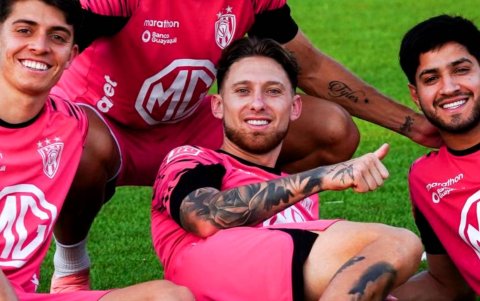 El zaguero Mateo Carabajal (c) regresa al rol titular de Independiente del Valle.