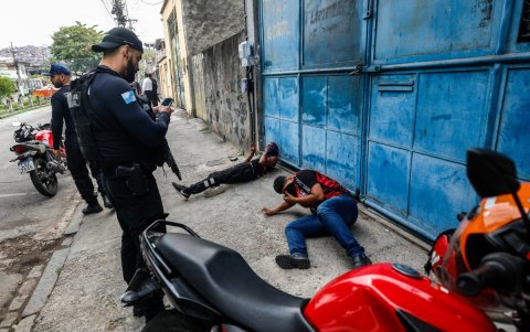 Integrantes de la Policía de Río de Janeiro custodian a dos personas durante un operativo policial este martes, en Río de Janeiro (Brasil).
