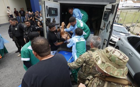 Integrantes de equipos médicos trasladan a una persona a un hospital durante un operativo policial este martes, en Río de Janeiro (Brasil).