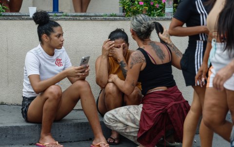 Personas reaccionan esperando noticias de sus familiares frente al hospital Getúlio Vargas este martes, en Río de Janeiro (Brasil).