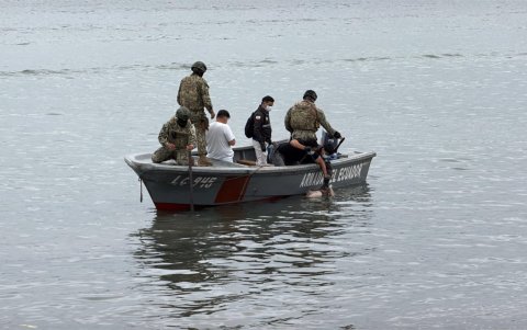 Personal de la Marina y la Policía recorren los muelles y zonas costeras de Puerto Bolívar en busca de los pescadores desaparecidos.