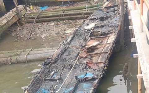 La panga artesanal fue hallada totalmente calcinada en el muelle del barrio 4 de Abril, en Puerto Bolívar, sin rastros de sus ocupantes.