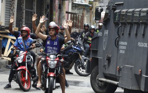 Personas reaccionan durante un operativo de la Policía d Río de Janeiro este martes, en Río de Janeiro (Brasil).