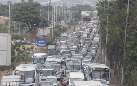 El tráfico y los accidentes en algunas avenidas de Guayaquil son, a juicio de los urbanistas, la consecuencia de años de expansión sin planificación ni vías alternas que descongestionen el corredor.