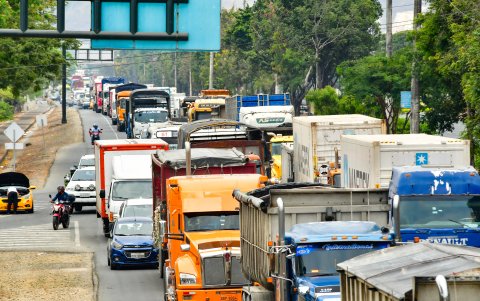 Vía a la costa es la única ruta de ingreso a Guayaquil y por ella circulan diariamente cientos de tráileres y vehículos pesados.