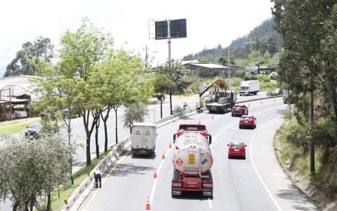 Nuevas barreras tipo New Jersey refuerzan la seguridad vial en la Av. la Simón Bolívar.