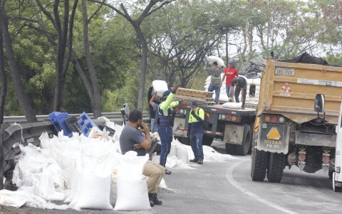 Sacos de sal cayeron de un tráiler sobre la oreja vial que conecta la vía a la costa con la Perimetral, en Guayaquil, la mañana de este martes 28 de octubre. El tráfico colapsó.
