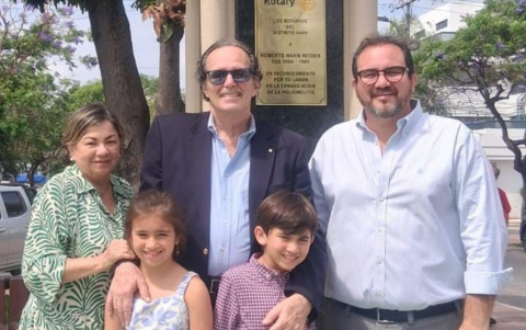 Junto al busto de Roberto Hahn, Gilda de Hahn, Carlos Hahn, Federico Hahn y los niños Felipe y Alicia Hahn.