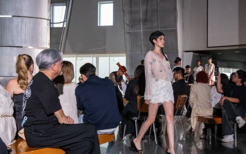 Fabizio Célleri observa su pasarela con la modelo Diana Vera.