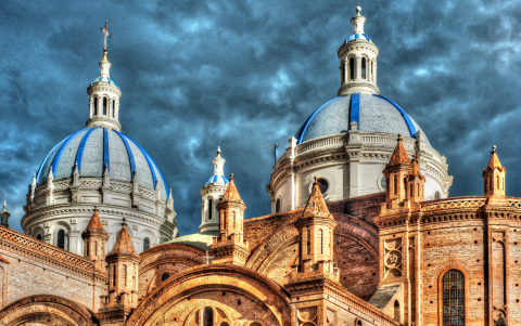 Cuenca celebra el feriado de noviembre 2025 con música, bailes y tradiciones en sus calles.