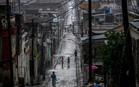 La gente camina por una calle antes de que el huracán Melissa azote la ciudad de Santiago de Cuba, Cuba, el 28 de octubre de 2025.