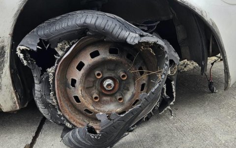 En días pasados la llanta de emergencia de un auto terminó en esas condiciones porque su propietario no la había revisado.