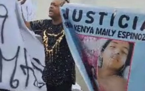 Familiares y amigos llegaron hasta las afueras del centro de estudios.