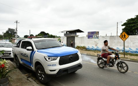 El miedo marcó la rutina escolar en Pasaje: padres y vecinos hacen guardia en las puertas de los colegios tras los recientes asesinatos de estudiantes.