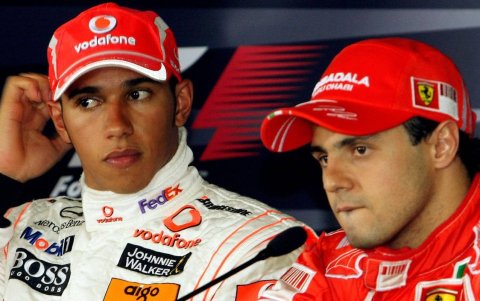 Lewis Hamilton (i) y Felipe Massa (d) durante la temporada 2008 de la Formula 1.