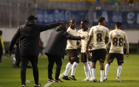 Giovanny Espinoza (i) y Édison Méndez (c) forman parte del cuerpo técnico de Leones del Norte.