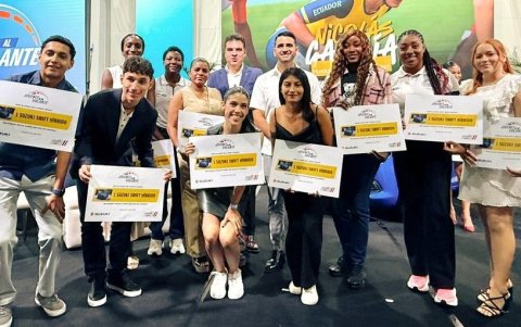 Los deportistas beneficiados posando junto a los autos donados por Suzuki.