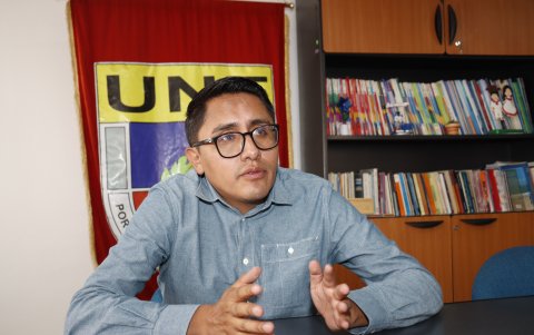 Andrés Quishpe, presidente de la UNE, advierte que la consulta busca concentrar más poder en el Ejecutivo.