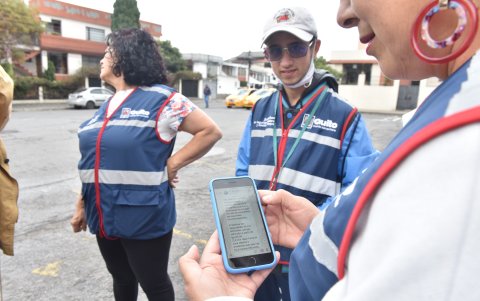 Dirigentes. Representantes de barrios usan tecnologías para comunicarse con la policía.