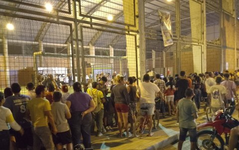 La ciudadanía acudió hasta la cancha donde fue asesinado Fernando Álvarez, más conocido como Fernando TV.