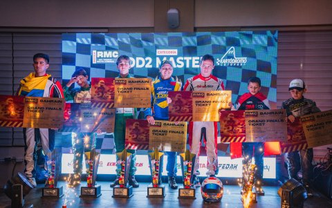 Henry Pozo (i), Jorge Matos (c) y Michael Toledo (d) con sus títulos.