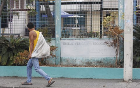 Se realizó un plantón en los exteriores de la unidad educativa.