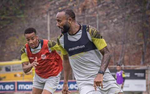 Barcelona en entrenamiento en las canchas alternas en el estadio Monumental.