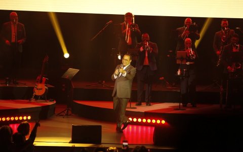 Gilberto Santa Rosa en vivo desde Puerto Rico: salsa, emoción y buen ambiente.