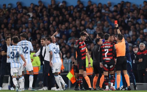 El arbitro Piero Maza expulsa a Gonzalo Plata de Flamengo.