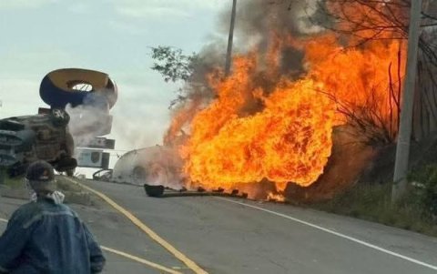 Bomberos de Quito controlaron un incendio provocado tras el choque múltiple en la Ruta Viva, donde uno de los camiones transportaba gas.