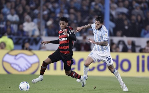 Bruno Zuculini (d) de Racing disputa el balón con Gonzalo Plata de Flamengo.