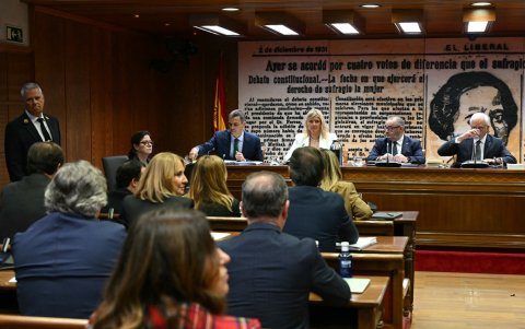 El presidente del Gobierno español, Pedro Sánchez, asiste a una audiencia de investigación ante un comité del Senado el 30 de octubre de 2025 en Madrid.