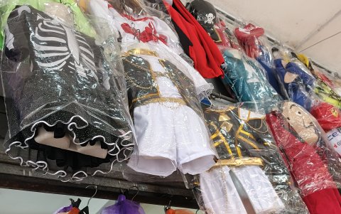 Disfraces y máscaras se exhiben en el Mercado Central