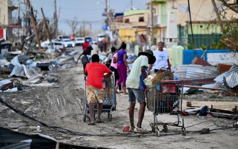 Los residentes de Black River buscan comida en las calles de Black River tras el paso del huracán Melissa, en Santa Cruz, St. Elizabeth, Jamaica, el 29 de octubre de 2025.